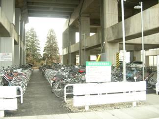線路高架下にある那須塩原駅西口自転車駐車場の写真