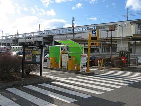 横断歩道の奥にある那須塩原駅東口駐車場入り口の写真