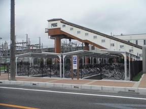 駅階段したすぐ側の、屋根の付いた黒磯駅東口自転車駐車場の写真