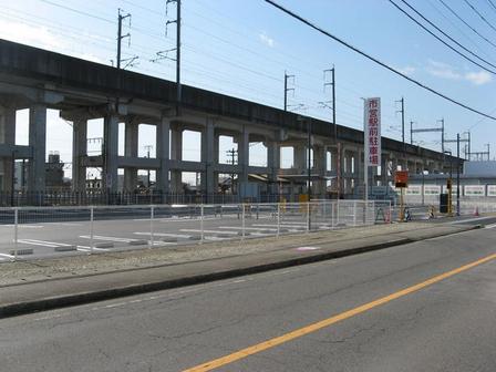 線路下の道路沿いにある西那須野駅前駐車場の写真