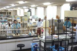 クニミネ工業の内部の研究室で数人の人が作業をしている写真