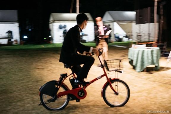 後夜祭にて一人の人が自転車に乗っている写真