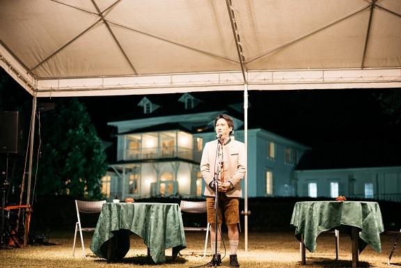 後夜祭においてテントの下でONSENグランクロワ渡辺市長が一人で立って話している写真