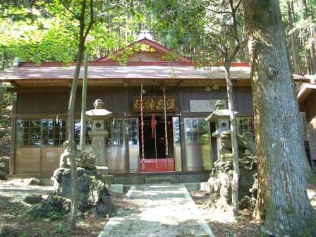 赤い屋根の板室温泉神社の写真