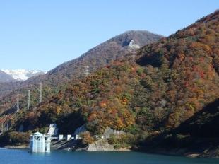 紅葉の山が大きく写っている深山湖の写真