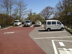 四台の車が駐車されている深山園地駐車場の写真