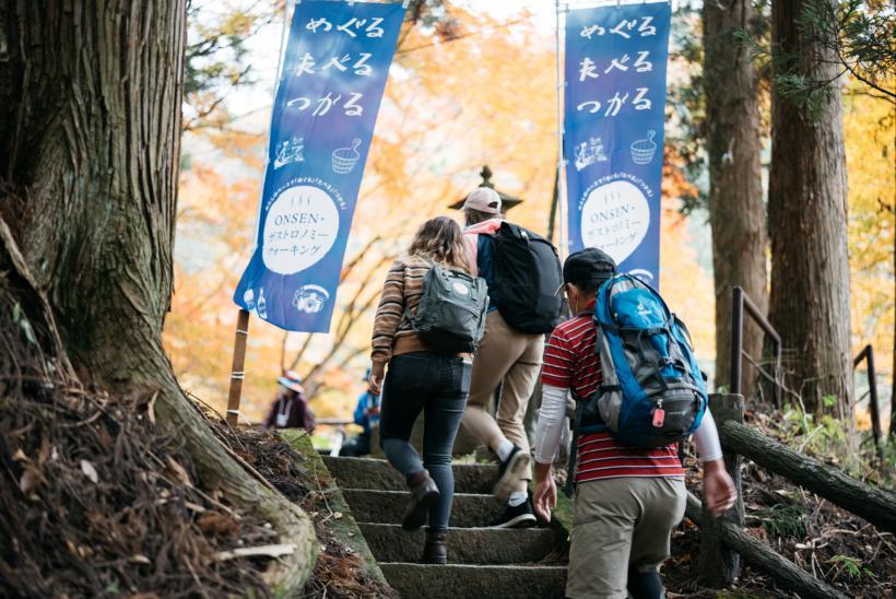 数人の観光客が板室温泉神社の参道を登っている写真