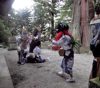 複数の人が衣装を身に着けて塩原平家獅子舞(しおばらへいけししまい)を踊っている写真