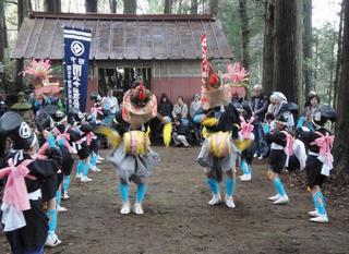 たくさんの人たちが衣装を身に着けて関谷の城鍬舞(せきやのしろくわまい)を踊っている写真