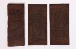 3枚並べられていて文字などが刻まれている太政官壱朱金札印刷用銅版の写真