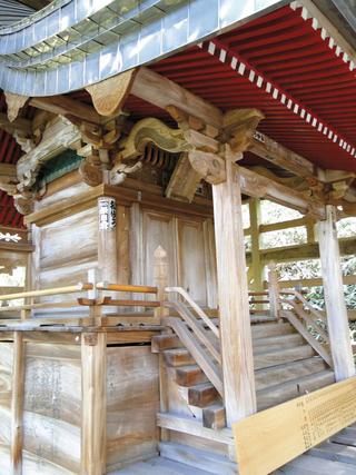 木材で作られた階段のある新湯温泉神社（本殿）の写真