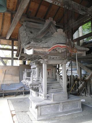 屋内にあり灰色っぽい色をした畑下温泉神社（本殿）の写真