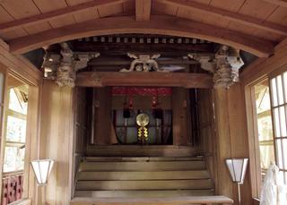 左右にぼんぼりがある金沢の箒根神社（本殿）の写真