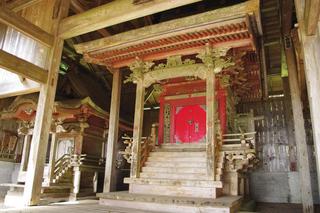 屋内にある、木で作られた嶽山箒根神社奥の院（本殿）の写真