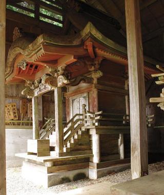 屋内にある、木で作られた嶽山箒根神社奥の院（熊野神社）の写真