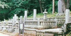 墓石が左右に並んでいる常盤ヶ丘（ときわがおか)中腹の写真