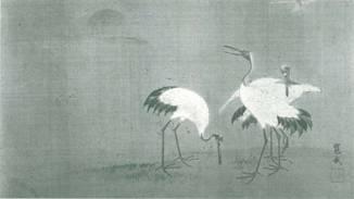 遠くに赤い月が見え、3羽の鶴が餌(えさ)をついばんだり、羽づくろいをしている絵の写真