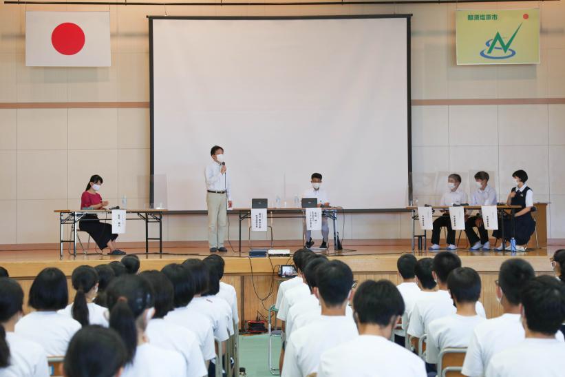 多くの生徒が見守る中、東那須野中学校からの要望に対して返答する市長の写真