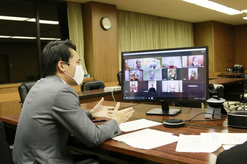 市長がモニターに写っている参加者とオンラインで話し合っている写真