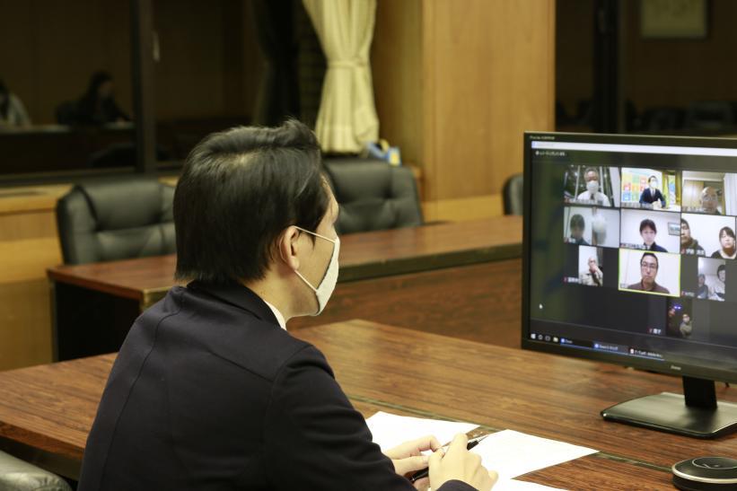 市長が参加しているオンライン会議に他の参加者がモニターで写っている写真