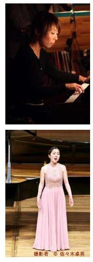 ピアノを弾いている女性と、ステージ上で歌っている女性の写真