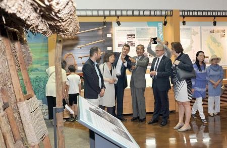 案内役と共に那須野が原博物館を視察するリンツ市訪問団の写真