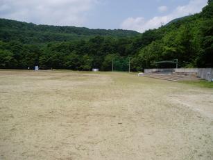 塩原運動公園にある運動広場の写真。まわりを緑に囲まれている