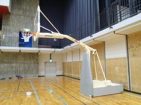 くろいそ運動場に設置された独立型バスケットボールスプリングゴールの写真