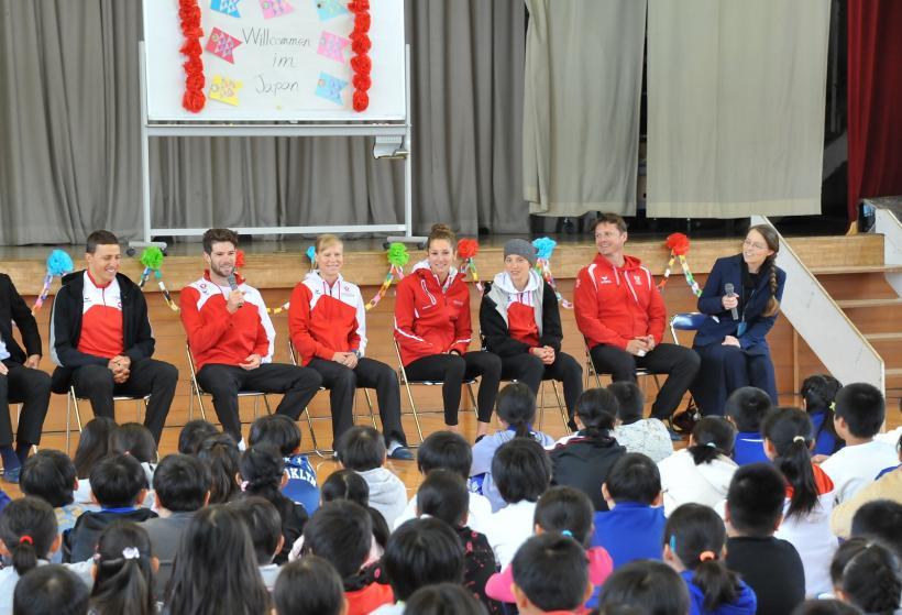 市立大原間小学校の体育館にて行われた、オーストリア・トライアスロンチームと同校児童たちとの交流会の写真