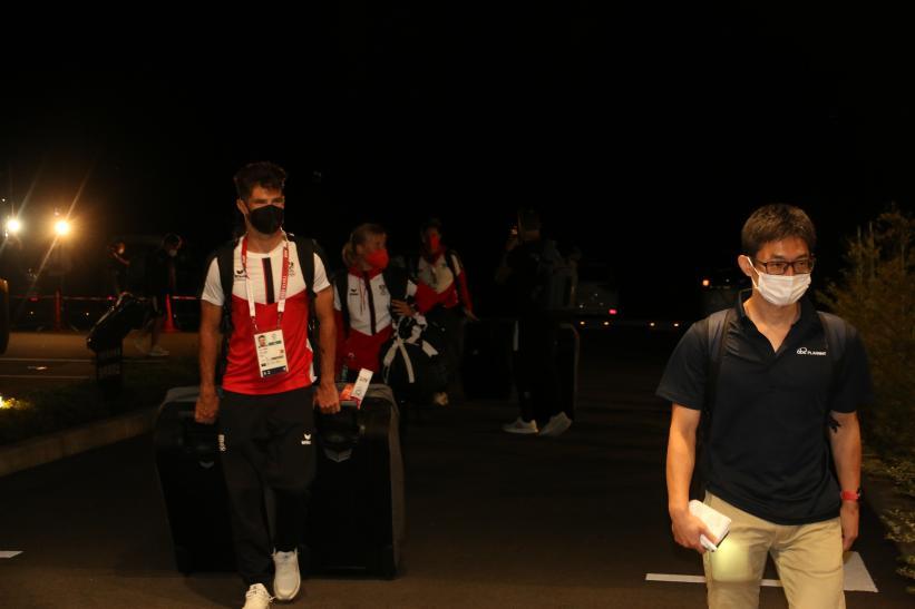 バス降車後、那須塩原市の関係者の誘導で移動するオーストリア選手団の写真