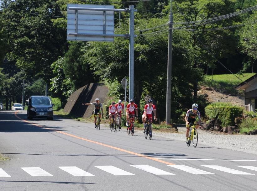 那須塩原市の車道におけるオーストリア選手たちのバイクのトレーニング風景の写真。列の前後には那須ブラーゼンの選手がロードバイクで伴走しているのが確認できる