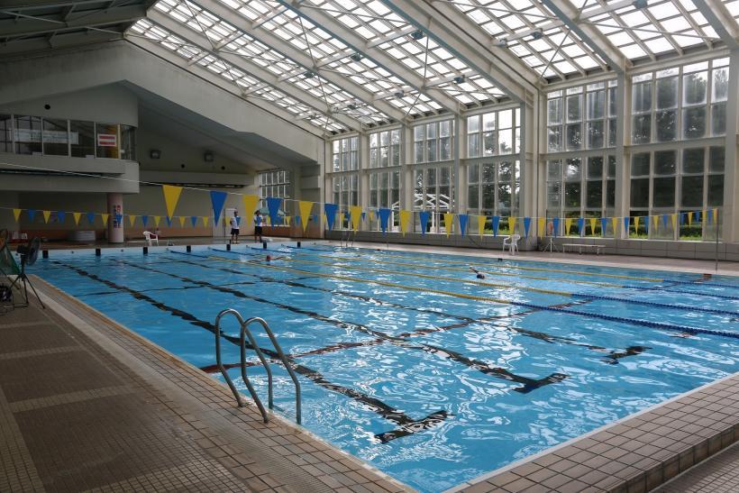 オーストリアの選手たちがスイムのトレーニングを行う、三和住宅スポーツプラザの屋内プールの全景写真
