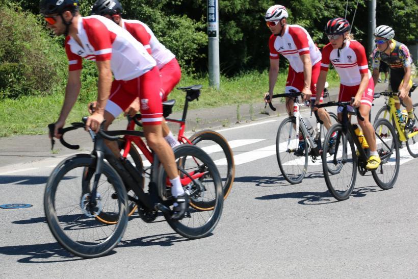 バイクのトレーニングにてオーストリアの選手たちが車道の角を曲がろうとしている瞬間を捉えた写真