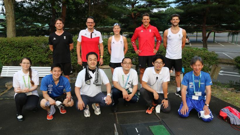 塩原カントリークラブの駐車場にて記念撮影に応じる、オーストリアの選手および関係者と日本側の関係者の写真