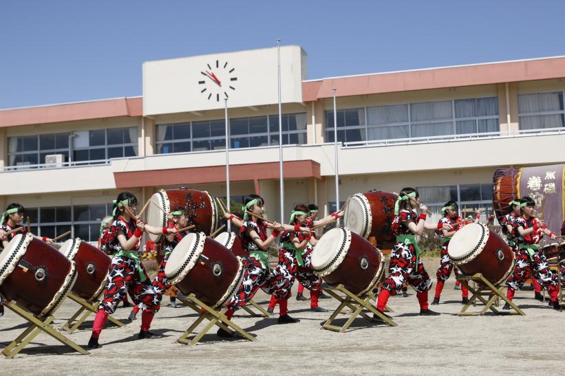 大原間小学校の校庭で行われた、黒磯巻狩太鼓による集団演奏風景の写真