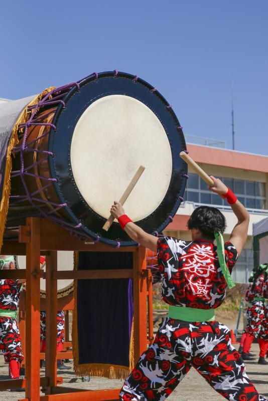 大原間小学校の校庭で行われた、黒磯巻狩太鼓による大太鼓の演奏風景の写真