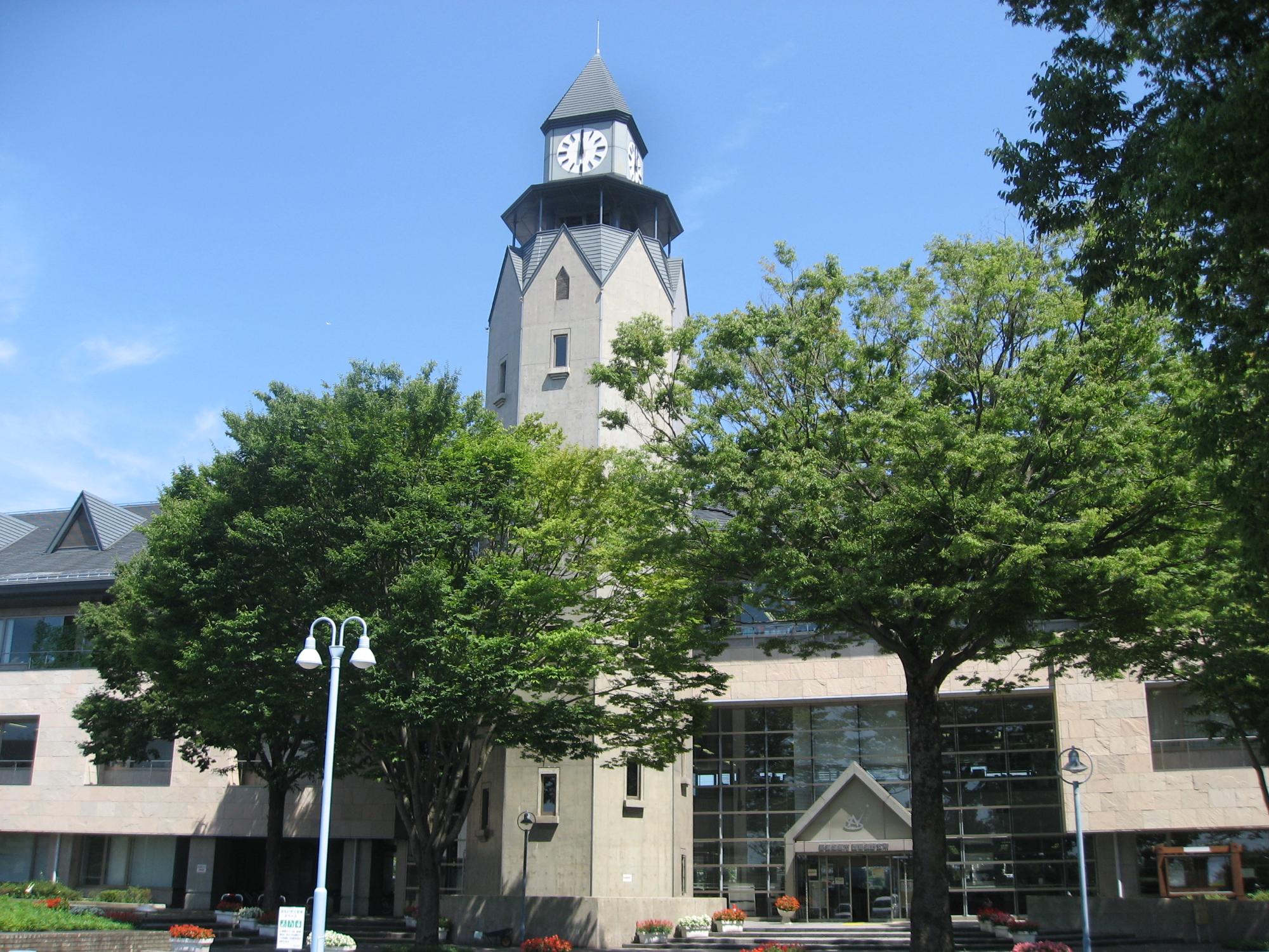 支所庁舎時計塔と「望」の塔