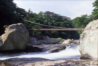 七ツ岩の近くにあり、箒川に架かる七ツ岩吊橋の写真