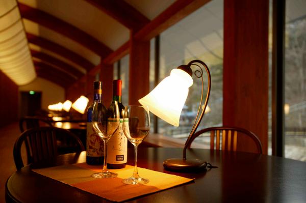 レストラン「洋燈（ランプ）」の内装写真。丸いテーブルの上に置かれたランプの暖かい光が、卓上を照らす様子が窺える