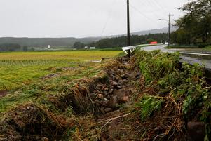 雨水の勢いで土が陥没してしまっている宇都野橋近辺の写真