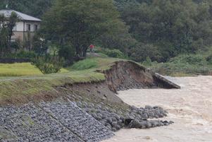 宇都野橋近辺の防波堤の一部が濁流に削られてしまっている様子の写真