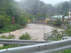 山ゆりの吊橋の真下を大量の雨水が流れている様子の写真